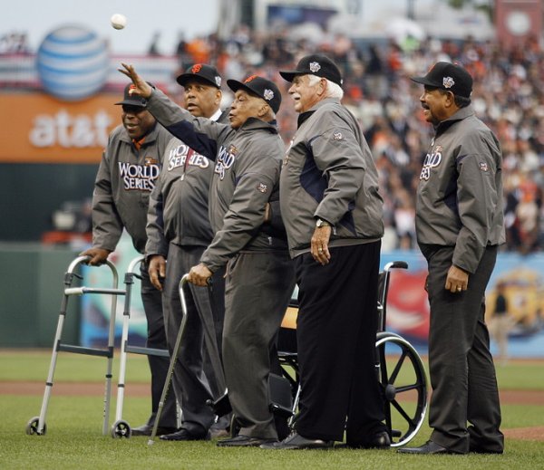 Легендата на San Francisco Giants Монте Ървин даде началото на първия мач от Световните серии за 2010 срещу отбора на Texas Rangers в Сан Франциско, САЩ. Снимка: БГНЕС
&nbsp;
&nbsp;
&nbsp;