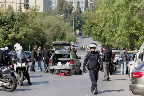 Гръцката полиция е отцепила района в Атина, където по-рано през деня избухна бомба. При взрива бяха ранени няколко души. Снимка: БГНЕС