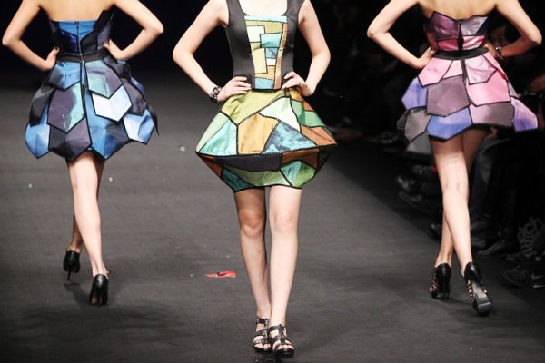 Манекенки представят тоалети по време на модно ревю в столицата на Китай &ndash; Пекин. Снимка: БГНЕС