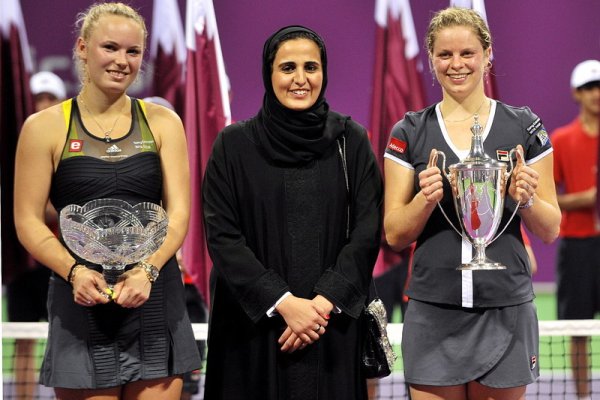 Датчанката Каролин Вожнячки и белгийката Ким Клайстърс позират след финала на Шампионата на WTA в Доха, Катар. Клайстърс победи с с 6:3, 5:7, 6:3. Снимка: БГНЕС