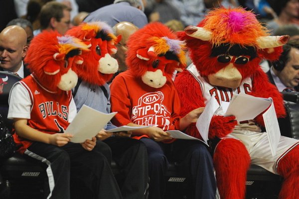 Фенове на Чикаго Булс наблюдават мача на своите любимци срещу Портланд. След отлична игра &bdquo;биковете&rdquo; стигнаха до успех с 110:98. Снимка: БГНЕС