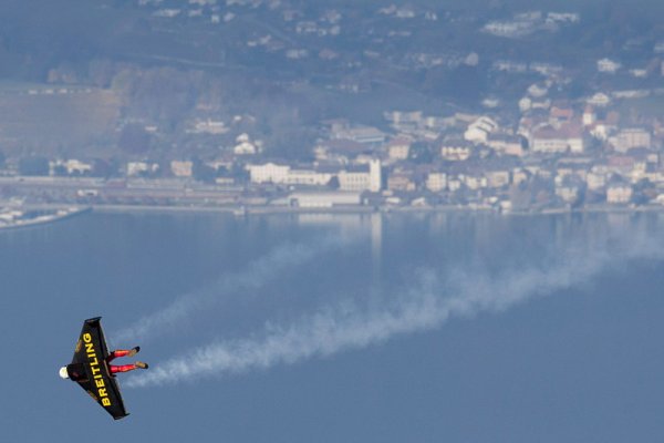 Швейцарският пилот Ив Роси, по-известен като Човека&nbsp; самолет, лети над страната със собствения си джетпак с крила от въглеродни нишки. Снимка: БГНЕС