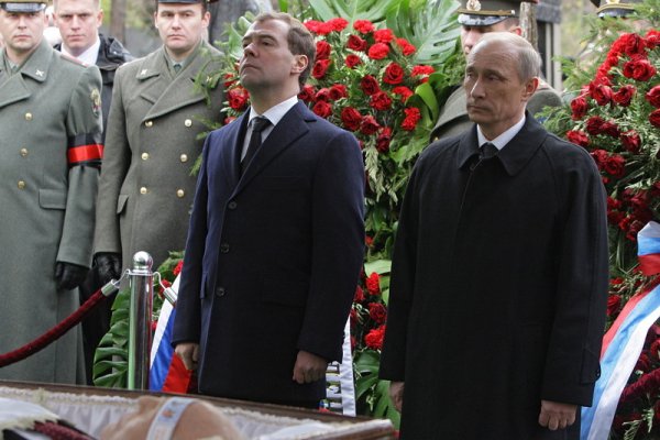 Руският президент Дмитрий Медведев и премиерът Владимир Путин по време на погребението на бившия руски министър-председател Виктор Черномирдин. Политикът почина на 3 ноември на 72-годишна възраст. Снимка: БГНЕС