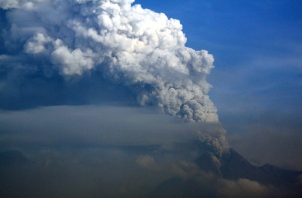 Вулканът Мерапи в Индонезия. Жертвите от няколкото изригвания на вулкана до сега са 135. Снимки: БГНЕС
&nbsp;