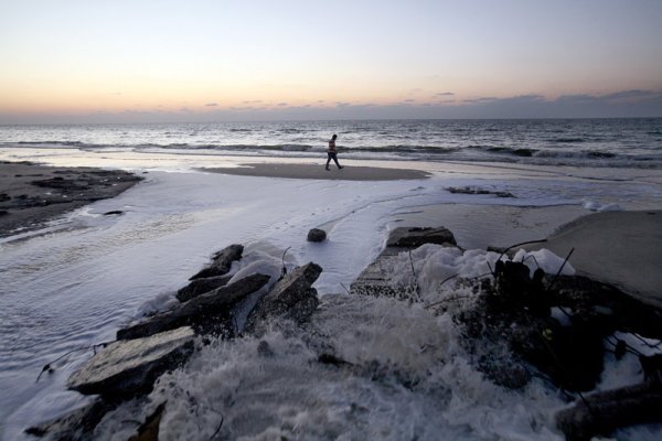 Плаж в Ивицата Газа, където канализацията се излива в морето. Смята се, че 90 до 95% от подпочвените води в Газа са замърсени и не са годни за консумация. В Газа живеят 1,5 милиона души. Снимки: БГНЕС
&nbsp;