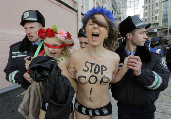 Активистите от украинската група Femen този път се съблякоха пред централното полицейско управление в Киев. Те демонстрират срещу, както твърдят, сплашвания срещу техни членове от страна на полицията. Полицейският натиск бил заради протестите им срещу проруското правителство на Украйна. Снимка: БГНЕС