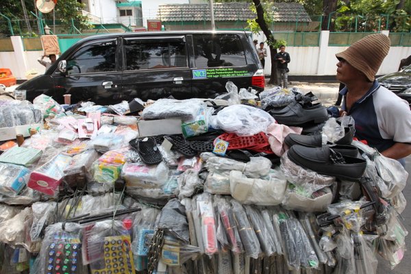 Индонезийски уличен търговец бута количката със стоките си през демонстрация срещу американския президент Барак Обама. Той е на официално посещение в Индонезия, която е държавата с най-многобройно мюсюлманско население. Снимка: БГНЕС
&nbsp;
&nbsp;