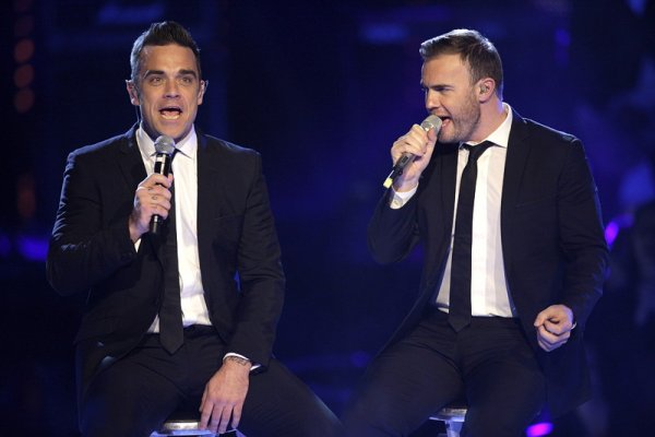 Членовете на легендарната бойбанда Take That Роби Уилямс (вляво) и Гари Барлоу (вдясно) пеят по време на германското тв предаване &bdquo;Popstars&rdquo; в Кьолн. Снимка: БГНЕС