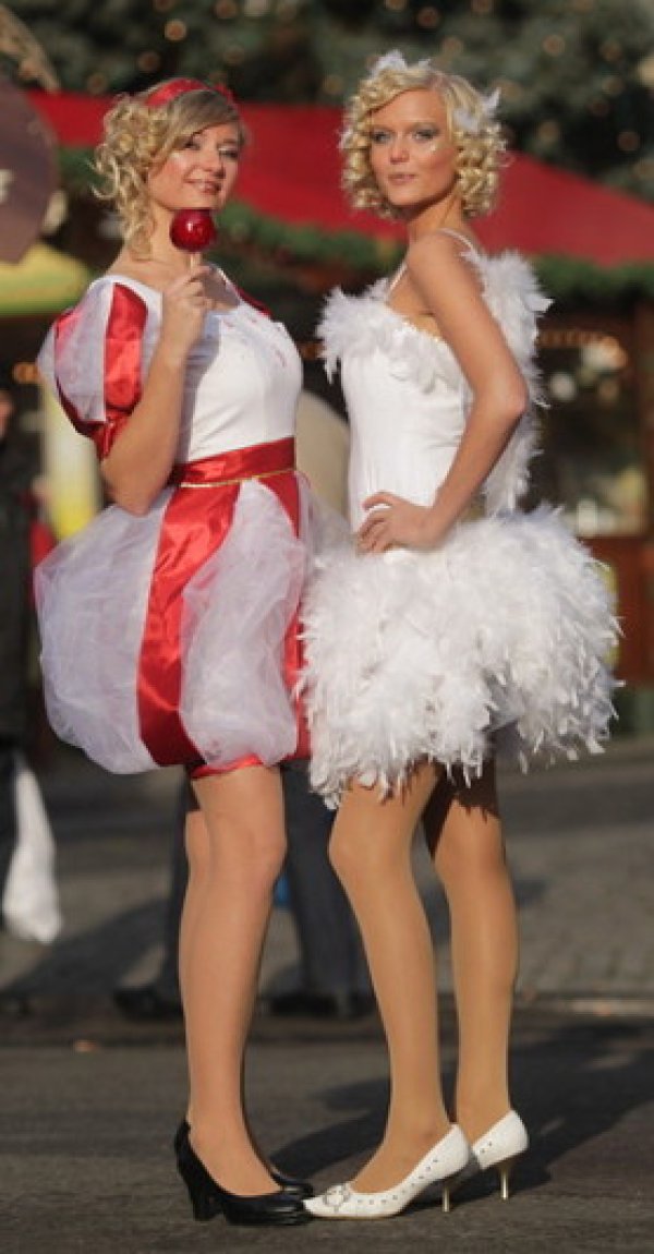 Облечени като снежанки манекенки по време на коледния пазар в германския град Магдебург. Снимка: БГНЕС