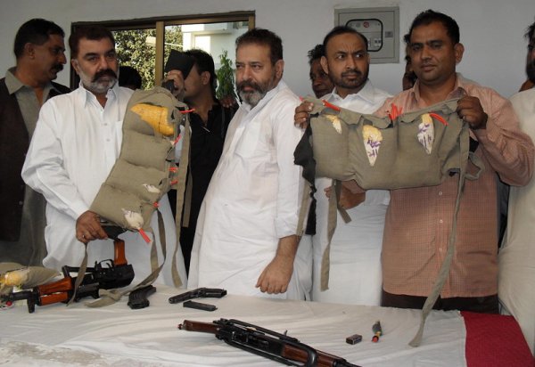 Пакистански военни показват пояс с експлозиви за самоубийствен атентат, открити в предполагаеми талибански бойци при операция в Карачи. Полицията е арестувала трима души, заподозрени в подготовката на терористичен акт в града. Снимка: БГНЕС
&nbsp;
&nbsp;