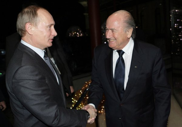 Руският министър-председател Владимир Путин радостно се поздравява с президента на ФИФА Сеп Блатер след решението на световната футболна централа да даде домакинството на световното първенство през 2018 година на Русия. Снимка: БГНЕС