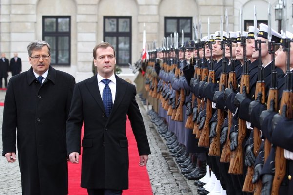 Полският президент Бронислав Коморовски и руският му колега Дмитрий Медведев по време на официална церемония във Варшава. Медведев е на двудневно посещение в Полша. Снимка: БГНЕС