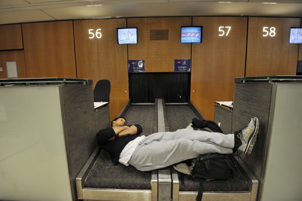 Пътник спи на гишето за приемане на багаж в парижкото летище &bdquo;Орли&rdquo;. Заради проблемите с исландския вулкан Ейяфятлайокутл стотици летища в Европа бяха затворени. Снимка: БГНЕС