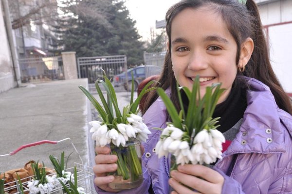 Разбира се най-ентусиазирани бяха най-малките ученици. Първокласниците отделиха по 50 стотинки от паричките си за закуска, за да се порадват на китка с кокичета. Снимка: Булфото