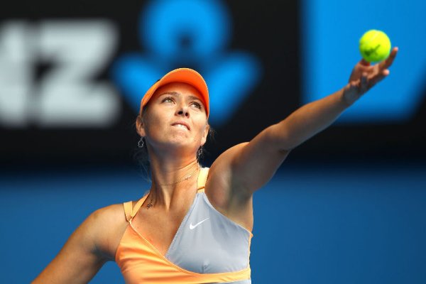Рускинята Мария Шарапова бие сервис по време на мача си от първия кръг на&nbsp; Australian Open срещу тайландката Тамарин Танасугарн. Рускинята постигна лесна побеса с 6:1, 6:3. Снимка: Getty Images/Guliver Photos
