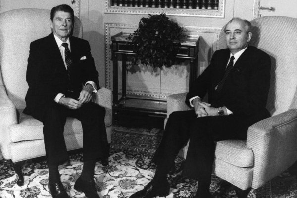Бившият президент на САЩ Роналд Рейган и държавният глава на СССР Михаил Горбачов са &quot;уловени&quot; на тази снимка на 21 ноември 1985. Фотографията бе показана в навечерието на 100-годишнината от рождението на Рейгън. Снимка: БТА