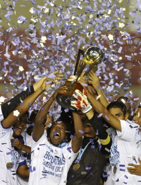 Футболистите на Хондурас празнуват спечелването на Купата на Централна Америка след победа над Коста Рика с 2:1. Снимка: БТА