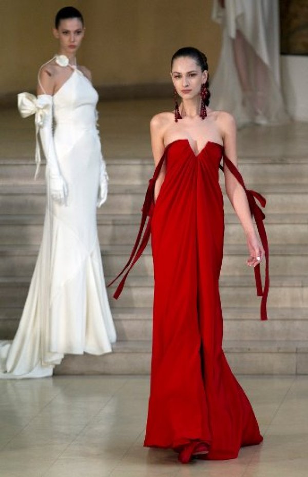 Модели представят творенията на Алексис Мобил по време на Седмицата на модата в Париж. Презентациите на колекциите Пролет &ndash; Лято 2011 ще продължат до 27 януари. Снимка: БТА