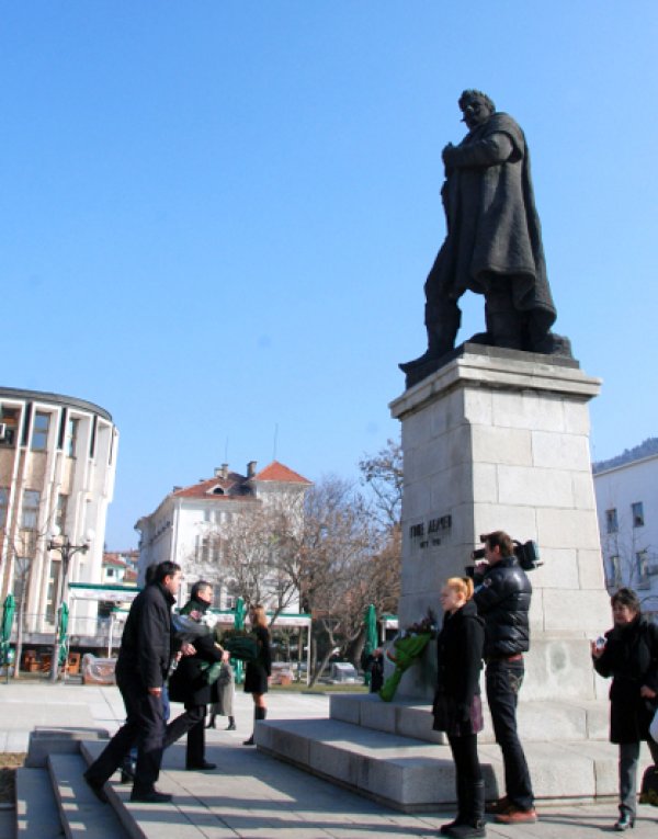 Възпоменателно тържество по повод 139-годишнината от рождението на Гоце Делчев се проведе в Благоевград. Пред паметника на видния деец на националноосвободителните борби на българите в Македония на площад "Македония" бяха поднесени венци и цветя. Снимка: БТА