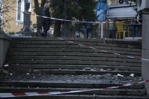 Ленти ограничават достъпа до зоната на срутването. Снимка: Булфото