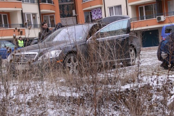 Полицията извършва оглед на колата. Снимка: Булфото