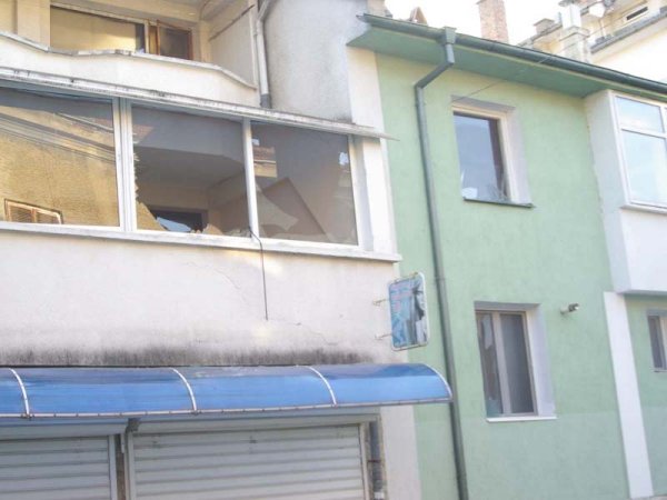 От ударната вълна пострадаха и прозорци на съседни сгради. Снимка: ОДМВР Стара Загора