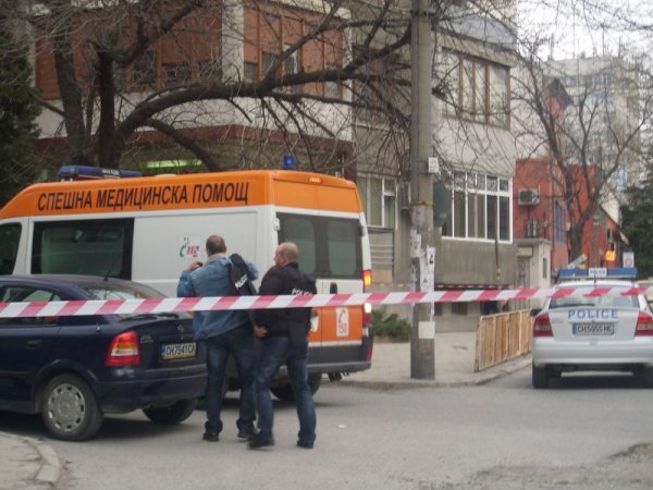Полиция е блокирала банковия клон. Снимка: Dnes.bg