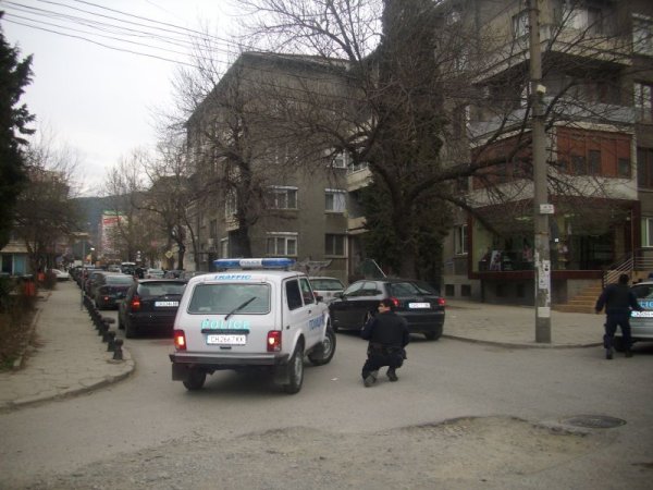 Всички улици около банката са завардени. Снимка: Dnes.bg