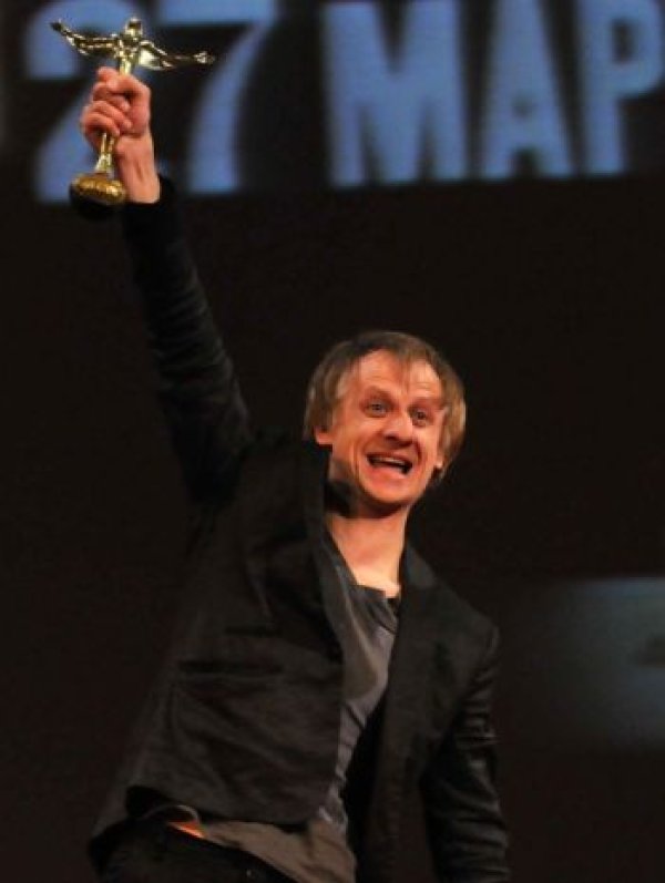 Иван Бърнев с Икар 2011 за поддържаща мъжка роля. Снимка: Булфото