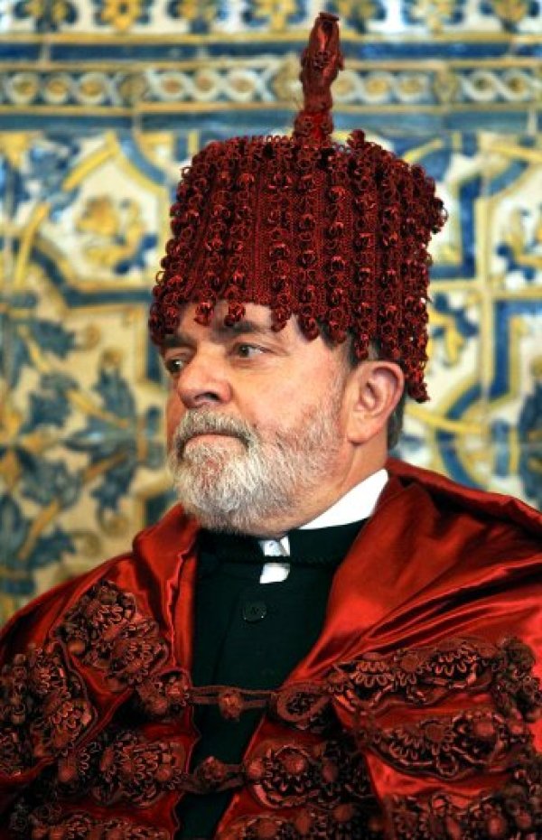 Бившият бразилски президент Луис Инасиу Лула да Силва бе обявен за доктор хонорис кауза на университета в Коимбра, Португалия. Снимка: БТА