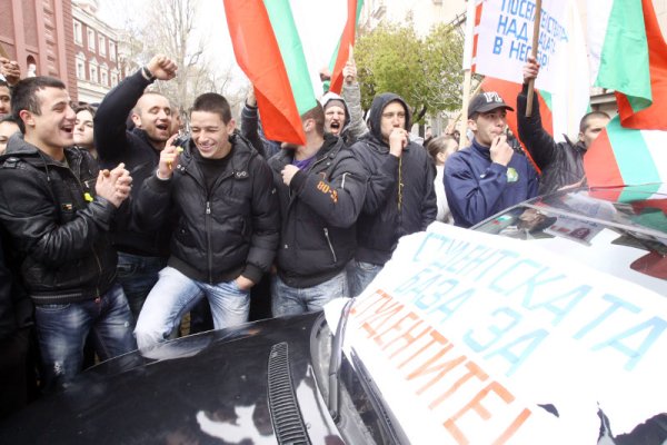 Възпитаници на Националната спортна академия протестираха пред министерството на правосъдието. Те се обявиха за запазване на учебната база по водни спортове в Несебър, собственост на НСА. Снимка: БТА