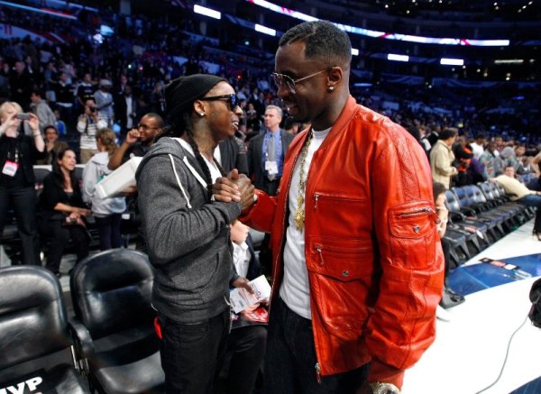 Рапърът Лил Уейн (вляво) и Шон „Диди“ Комбс говорят след мач от NBA. Снимка: Getty Images/Guliver Photos