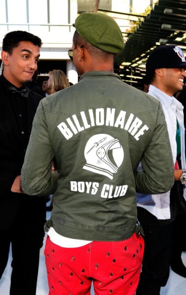 Продуцентът Фарел Уилямс с надпис „Клубът на момчетата – милиардери” на гърба си. Снимка: Getty Images/Guliver Photos