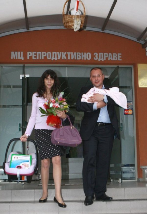Станишев и половинката му Моника излизат от родилното с Дария. Снимка: Булфото