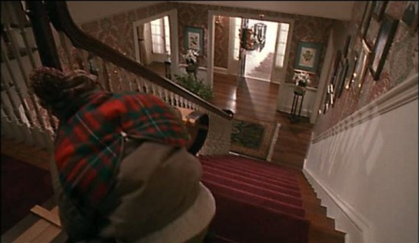 Кадър от филма "Сам вкъщи": Hooked On Houses