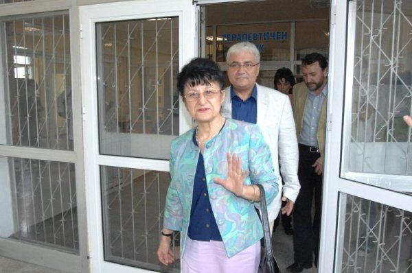 След него дойде Анна-Мария Борисова, която се оказа на поста след запознанство с министър-председателя на разклона за Велико Търново. След 6 месеца и по-добро опознаване, тя си тръгна, защото премиерът научи от медиите за проекта й за доплащане в болниците. Снимка: Булфото