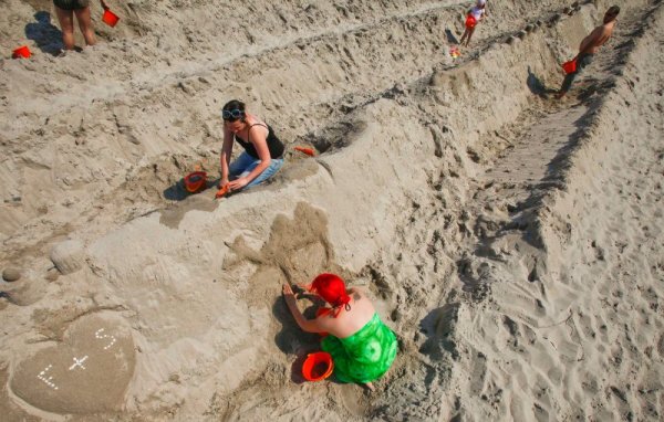 Организаторите събраха местни хора и туристи, за да направят пясъчен замък с дължина 27,15 километра и така да подобрят световния рекорд с един метър. Снимка: Reuters