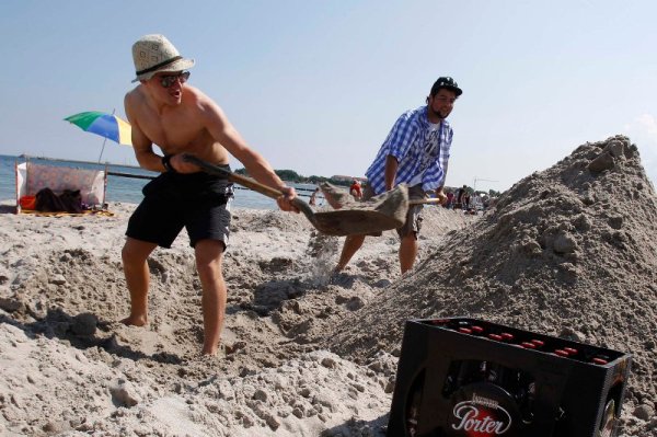 Пясъчната стена трябваше да има височина от 90 сантиметра и ширина от 30 сантиметра. Снимка: Reuters