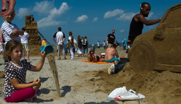 Мъж работи върху пясъчна скулптура, която е част от пясъчния замък. Снимка: Reuters