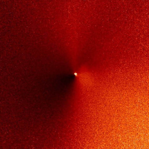Кометата Tempel 1. Изображение: NASA, ESA, P. Feldman (Johns Hopkins University) and H. Weaver (Johns Hopkins University Applied Physics Laboratory)