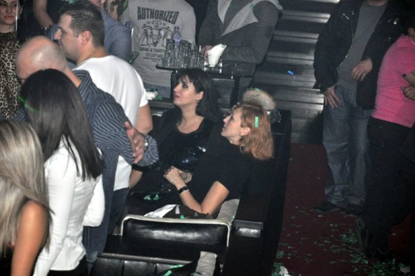 Лия (облегнатата на сепарето) в компанията на съпруга си (с бялата тениска). Снимка: mp3.bg