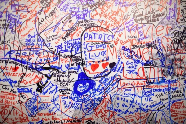 Имена и послания от доброжелатели в помещенията за посетители в космическия център „Кенеди”. Снимка: Reuters