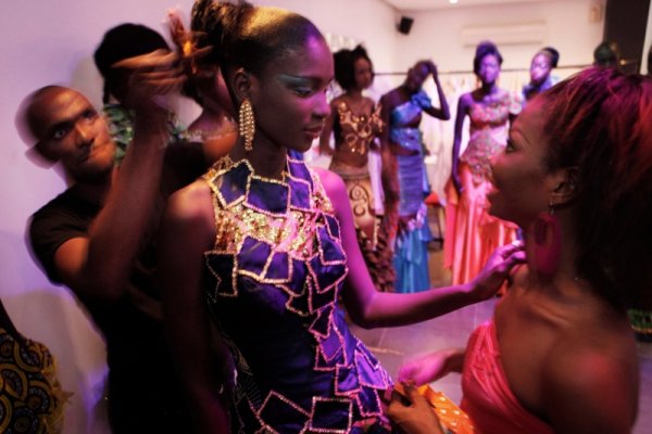 Сенегалският модел Диара Тихам зад куписите на Седмицата на модата в Дакар. Снимка: Reuters