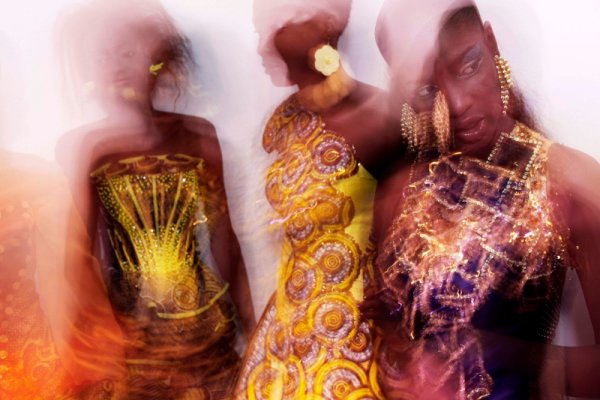 Сенегалски манекенки чакат зад кулисите преди да излязат на подиума на Седмицата на модата в Дакар. Снимка: Reuters