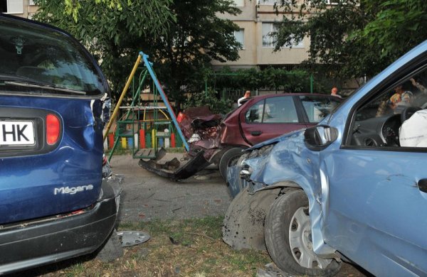 При ПТП-то колата е помела други два паркирани автомобила. Снимка: Булфото