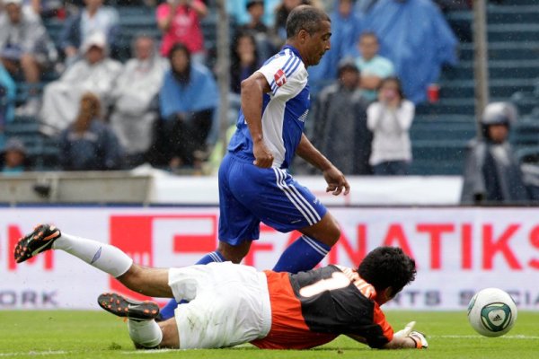 Легендата на бразилския футбол Ромарио преодолява бившия мексикански вратар Хорхе Кампос в благотворителен мач в Мексико Сити. Най-добрият действащ футболист Лео Меси събра редица настоящи и бивши величия във футбола, които ритаха в подкрепа на болните от рак деца в Мексико. Снимка: Reuters