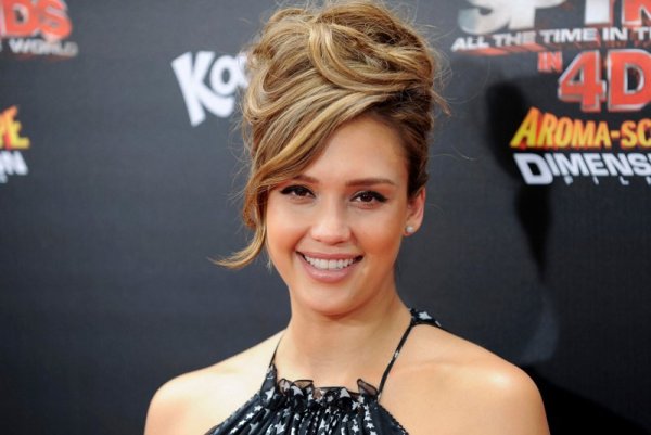 Актрисата Джесика Алба пристига за премиерата на филма "Деца шпиони: Краят на времето" в Лос Анджелис. Лентата ще бъде в новия за киното 4D формат. Снимка: Reuters