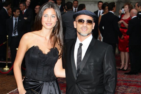 Ерос Рамацоти разказва, че се влюбил в жена си, когато за първи път я видял на снимка. След като се запознал с нея, разбрал, че освен че е красива, тя е и прекрасен човек.
Снимка: Getty Images/Guliver Photos