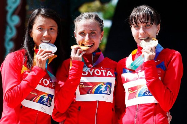 Медалистките от дисциплината 20 километра спортно ходене на световното първенство по лека атлетика позират с медалите си. Над всички бе рускинята Олга Канискина, която спечели златния медал. Снимка: БТА