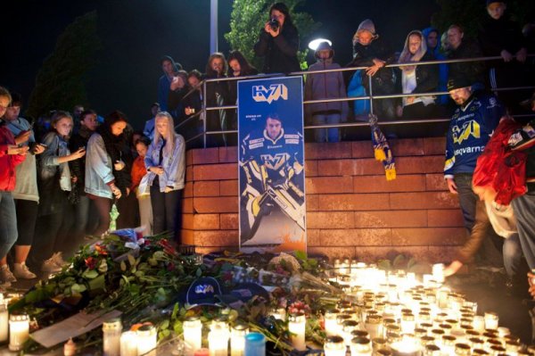 Фенове на шведския хокей палят свещи в памет на националния хокеен вратар Стефан Лив. Той загина заедно със своите съотборници от руския Локомотив (Ярославъл) след самолетната катастрофа в Русия, отнела живота на общо 43 души. Лив бе част от националния отбор на своята страна по време на Олимпийските игри през 2006 година, където шведите се окичиха със златните медали. Снимка: Reuters